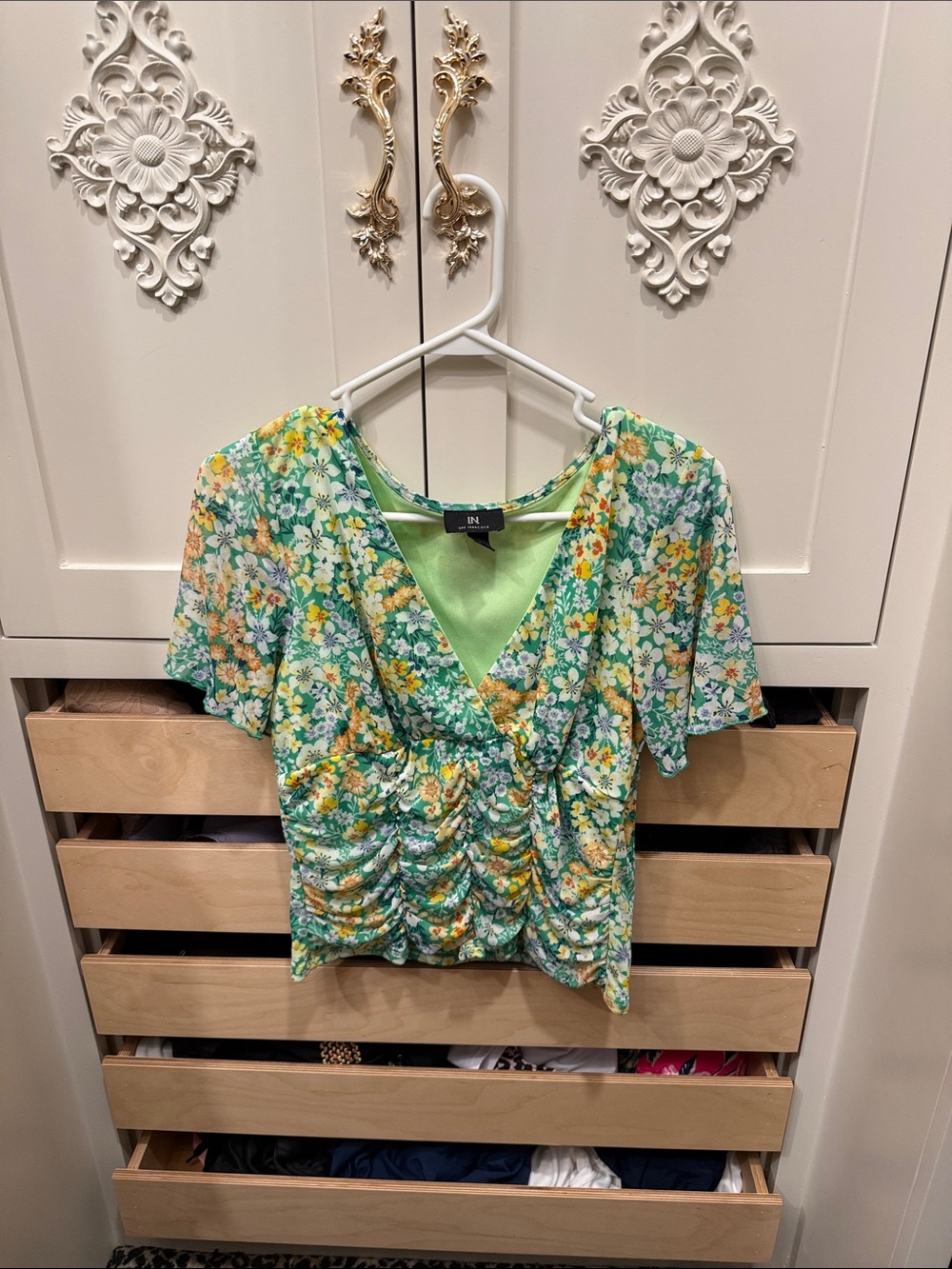 I.N. San Francisco Green Floral V-Neck Ruched Short Sleeve Top